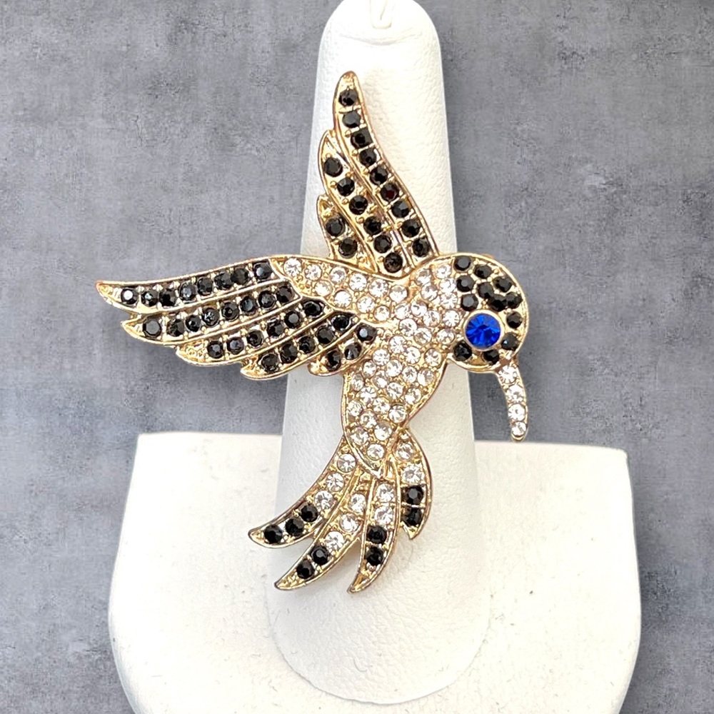 Paved Humming bird ring size 7, gold tone